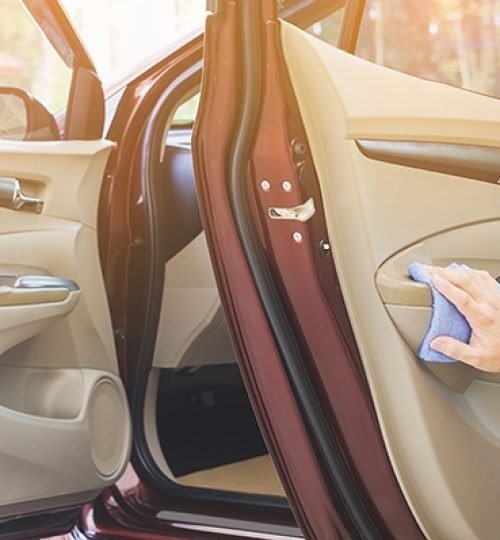 باقة الغسيل VIP man's hand is cleaning and waxing the car