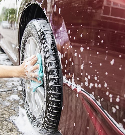 باقة الغسيل VIP man wash car using shampoo every day life car care concept