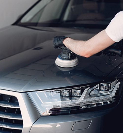 باقة الغسيل VIP man polish a car in a garage